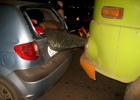 Hà Nội: 3 ô tô “cắn” đuôi nhau trên cầu Hà Đông - 3 Hà Nội: 3 ô tô “cắn” đuôi nhau trên cầu Hà Đông - 3