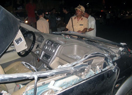 Hà Nội: 3 ô tô “cắn” đuôi nhau trên cầu Hà Đông - 2 Hà Nội: 3 ô tô “cắn” đuôi nhau trên cầu Hà Đông - 2