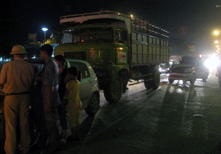 Hà Nội: 3 ô tô “cắn” đuôi nhau trên cầu Hà Đông - 1 Hà Nội: 3 ô tô “cắn” đuôi nhau trên cầu Hà Đông - 1