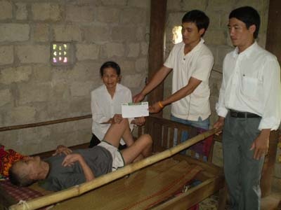 Quà nhân ái tiếp tục đến với hai hoàn cảnh đáng thương ở Hương Khê - 2 Quà nhân ái tiếp tục đến với hai hoàn cảnh đáng thương ở Hương Khê - 2