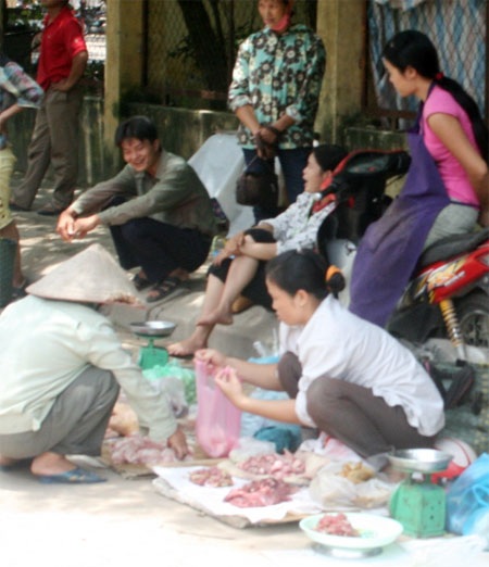 Thịt ế, thịt thiu “đổ bộ” dưới chân cầu Thăng Long - 3 Thịt ế, thịt thiu “đổ bộ” dưới chân cầu Thăng Long - 3