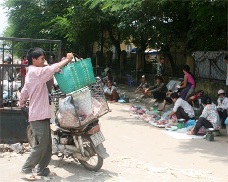 Thịt ế, thịt thiu “đổ bộ” dưới chân cầu Thăng Long - 1 Thịt ế, thịt thiu “đổ bộ” dưới chân cầu Thăng Long - 1