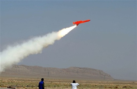 Iran “trình làng” máy bay ném bom tự chế đầu tiên - 3