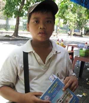 Thương cảnh cậu bé lỡ học vì bố mẹ ly dị - 1 Thương cảnh cậu bé lỡ học vì bố mẹ ly dị - 1