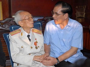 Tổng Bí thư chúc thọ Đại tướng Võ Nguyên Giáp - 1 Tổng Bí thư chúc thọ Đại tướng Võ Nguyên Giáp - 1