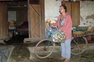 Đôi vợ chồng bán xôi, nhặt ve chai nuôi con vào đại học - 2