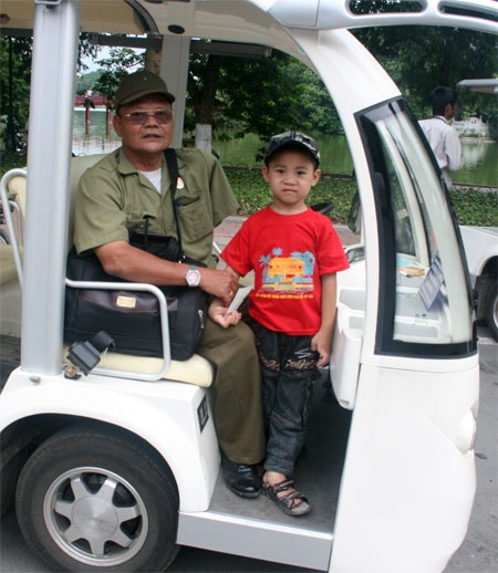 Thảnh thơi du lịch hồ Gươm, phố cổ Hà Nội bằng ô tô điện - 2