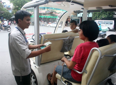 Thảnh thơi du lịch hồ Gươm, phố cổ Hà Nội bằng ô tô điện - 4