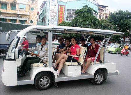 Thảnh thơi du lịch hồ Gươm, phố cổ Hà Nội bằng ô tô điện - 1