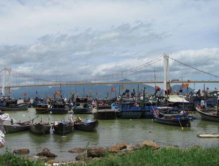 Làng chài cạn nước mắt ngóng tin 10 ngư dân mất tích - 4 Làng chài cạn nước mắt ngóng tin 10 ngư dân mất tích - 4