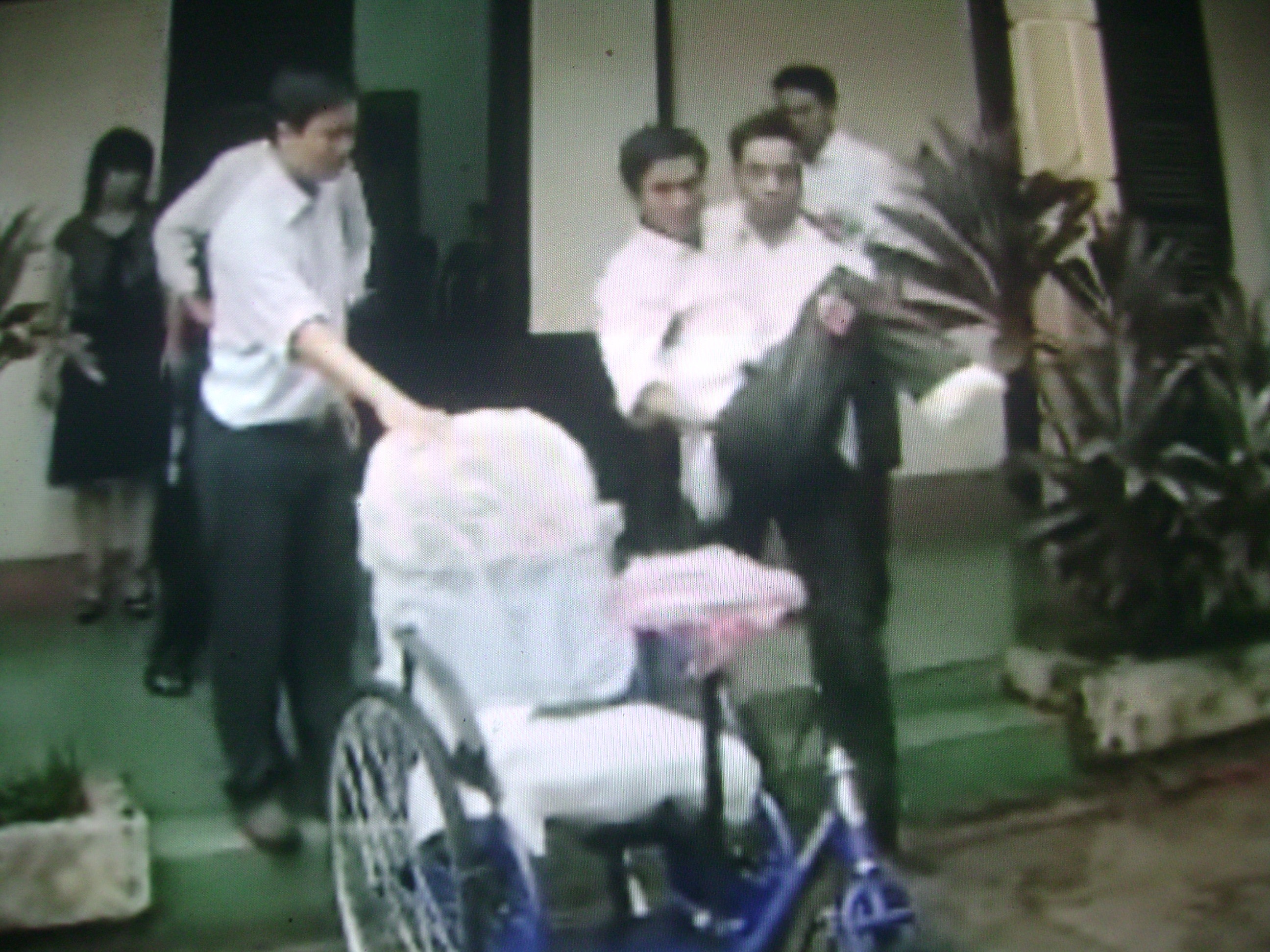 Quảng Trị: Trao xe lăn cho người tàn tật - 1