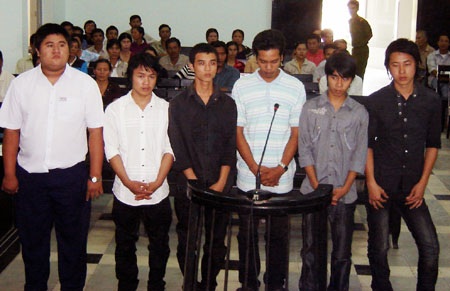 Ném đá chết người, 6 bị cáo lãnh 29 năm tù - 1