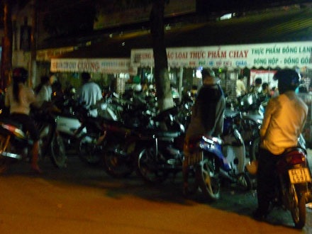 11 giờ đêm quán chay vẫn náo nhiệt - 1