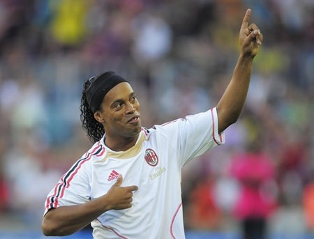 Ronaldinho được chào đón nhiệt thành tại Nou Camp - 1