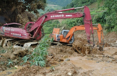 Tìm thấy thi thể nạn nhân đầu tiên vụ lở núi ở Mù Cang Chải - 2