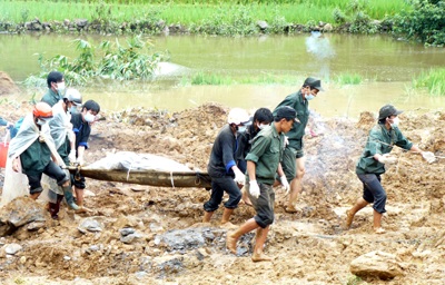 Tìm thấy thi thể nạn nhân đầu tiên vụ lở núi ở Mù Cang Chải - 1