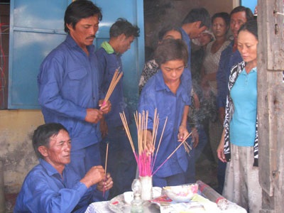 Làng chài vỡ òa hạnh phúc đón 10 ngư dân trở về từ “cõi chết” - 2 Làng chài vỡ òa hạnh phúc đón 10 ngư dân trở về từ “cõi chết” - 2