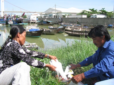 Làng chài vỡ òa hạnh phúc đón 10 ngư dân trở về từ “cõi chết” - 3 Làng chài vỡ òa hạnh phúc đón 10 ngư dân trở về từ “cõi chết” - 3