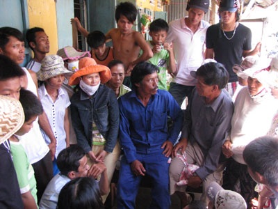 Làng chài vỡ òa hạnh phúc đón 10 ngư dân trở về từ “cõi chết” - 1 Làng chài vỡ òa hạnh phúc đón 10 ngư dân trở về từ “cõi chết” - 1