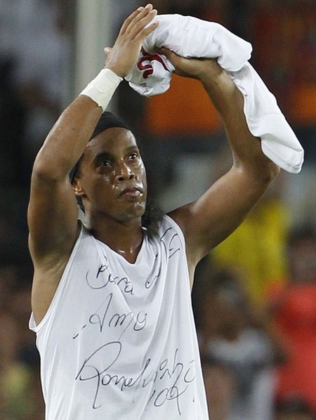 Ronaldinho được chào đón nhiệt thành tại Nou Camp - 2