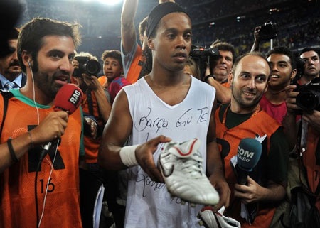 Ronaldinho được chào đón nhiệt thành tại Nou Camp - 7