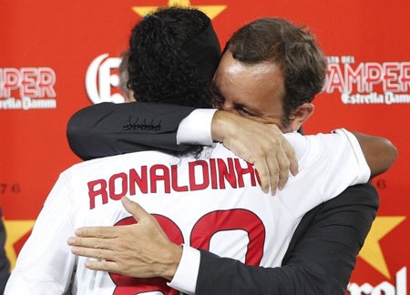 Ronaldinho được chào đón nhiệt thành tại Nou Camp - 4