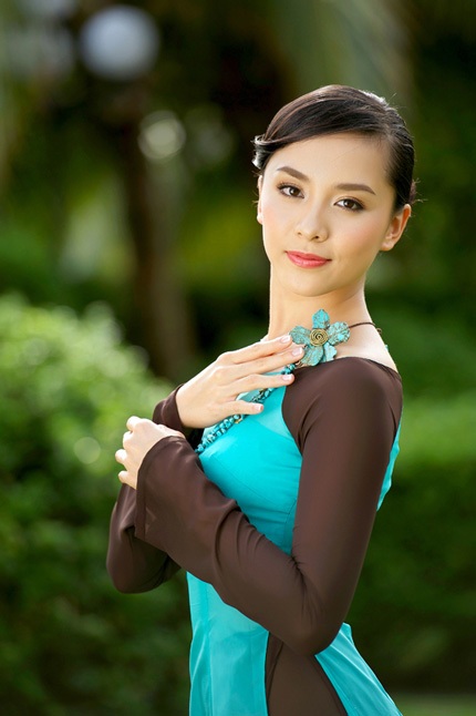 Dương Trương Thiên Lý duyên dáng với áo dài - 2 Dương Trương Thiên Lý duyên dáng với áo dài - 2