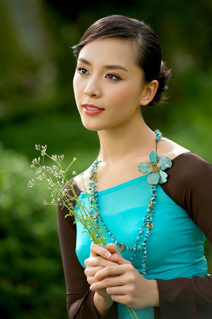 Dương Trương Thiên Lý duyên dáng với áo dài - 3 Dương Trương Thiên Lý duyên dáng với áo dài - 3
