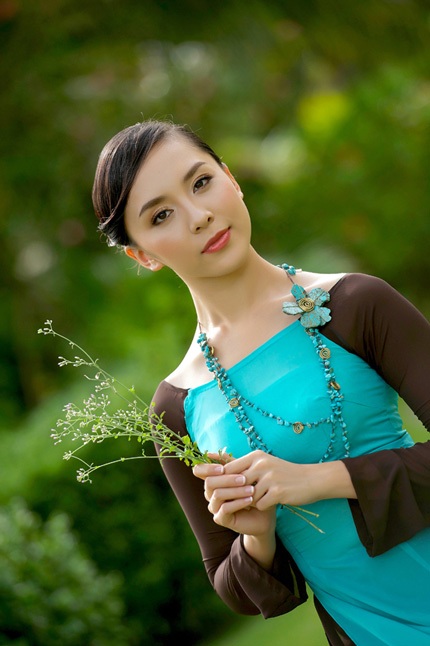 Dương Trương Thiên Lý duyên dáng với áo dài - 5 Dương Trương Thiên Lý duyên dáng với áo dài - 5