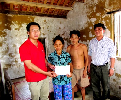 3 chị em trong ngôi nhà nhỏ nhận quà bạn đọc - 1