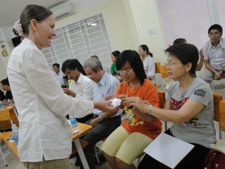 Hàng trăm phụ huynh tham gia khóa huấn luyện đối xử với con - 1