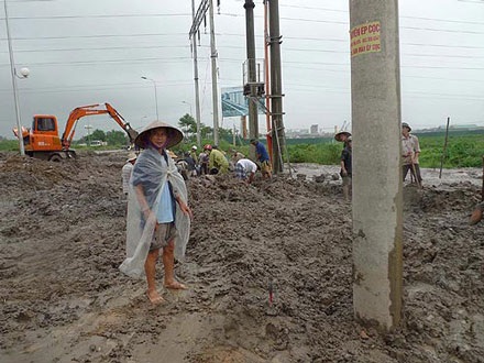 30 ngôi mộ bị vùi lấp trong bùn thải - 1 30 ngôi mộ bị vùi lấp trong bùn thải - 1