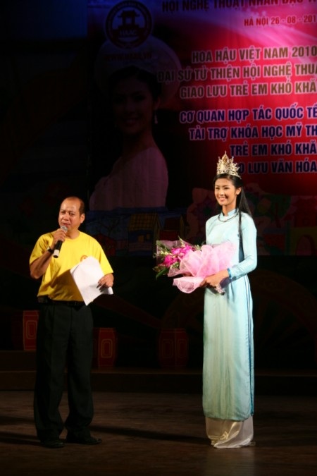 HHVN Ngọc Hân làm từ thiện ở nhà hát chèo Hà Nội  - 2