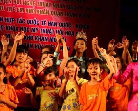 HHVN Ngọc Hân làm từ thiện ở nhà hát chèo Hà Nội  - 5