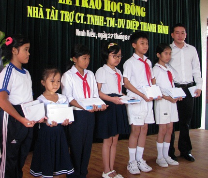 Cần Thơ: Trao 30 suất học bổng cho HS tiểu học nghèo hiếu học - 1 Cần Thơ: Trao 30 suất học bổng cho HS tiểu học nghèo hiếu học - 1
