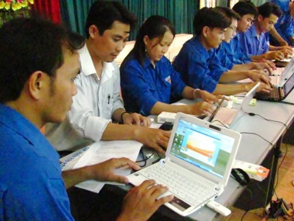 Phú Yên: Tặng laptop cho thanh niên miền núi - 1 Phú Yên: Tặng laptop cho thanh niên miền núi - 1