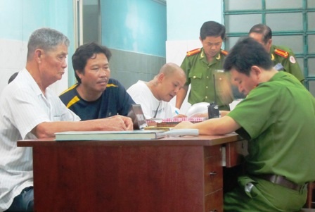 Phụ xe buýt “múa” tuýp sắt đánh người đi đường - 1