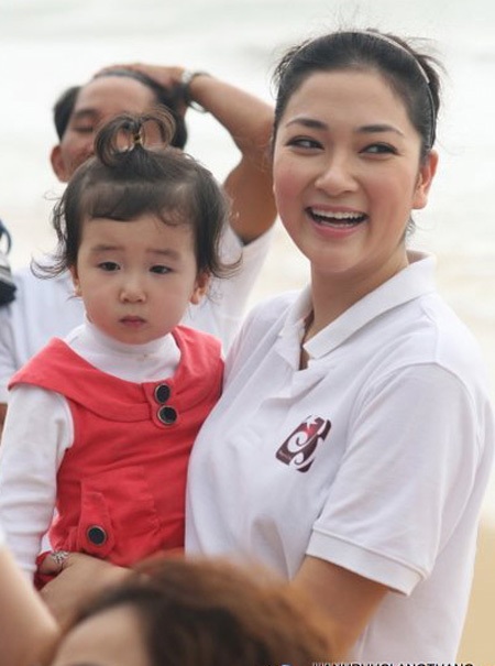 Mẹ con Hoa hậu Nguyễn Thị Huyền vui chơi trên biển - 6 Mẹ con Hoa hậu Nguyễn Thị Huyền vui chơi trên biển - 6