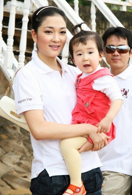 Mẹ con Hoa hậu Nguyễn Thị Huyền vui chơi trên biển - 3 Mẹ con Hoa hậu Nguyễn Thị Huyền vui chơi trên biển - 3