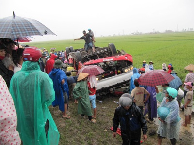 Xe khách lật xuống ruộng, 2 người chết, 12 người bị thương  - 8