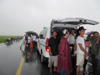 Xe khách lật xuống ruộng, 2 người chết, 12 người bị thương  - 7