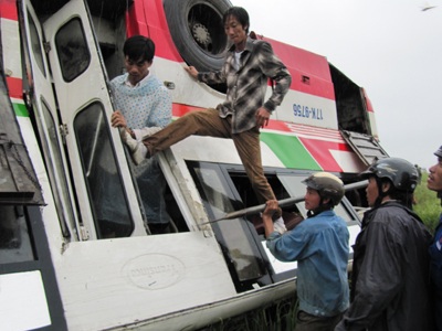 Xe khách lật xuống ruộng, 2 người chết, 12 người bị thương  - 5