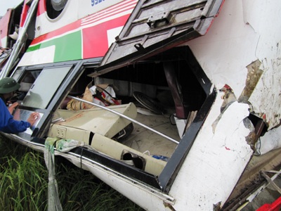 Xe khách lật xuống ruộng, 2 người chết, 12 người bị thương  - 4