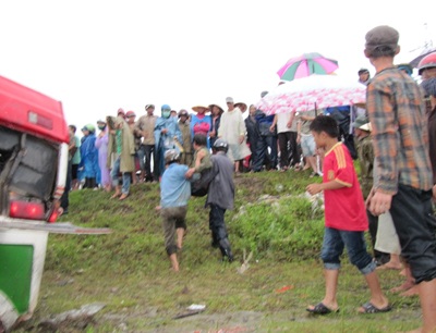 Xe khách lật xuống ruộng, 2 người chết, 12 người bị thương  - 6