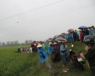 Xe khách lật xuống ruộng, 2 người chết, 12 người bị thương  - 9