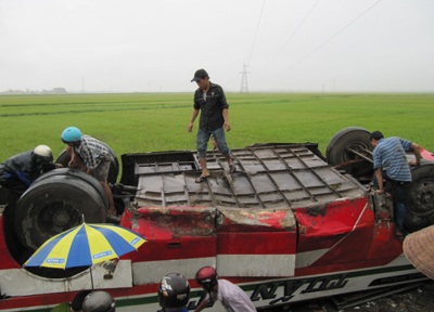 Xe khách lật xuống ruộng, 2 người chết, 12 người bị thương  - 3
