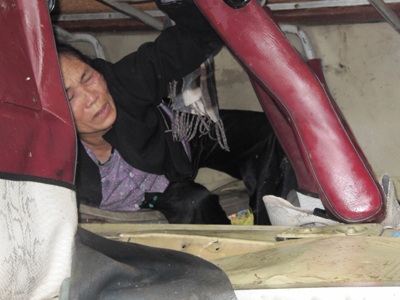 Xe khách lật xuống ruộng, 2 người chết, 12 người bị thương  - 1