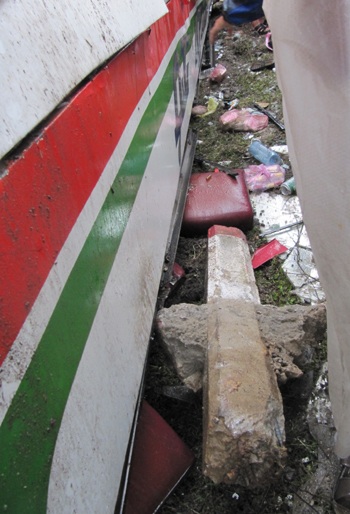 Xe khách lật xuống ruộng, 2 người chết, 12 người bị thương  - 2