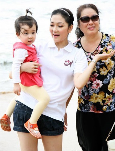 Mẹ con Hoa hậu Nguyễn Thị Huyền vui chơi trên biển - 1 Mẹ con Hoa hậu Nguyễn Thị Huyền vui chơi trên biển - 1