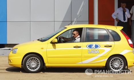 Thủ tướng Putin lái xe Lada đi xuyên Nga - 1